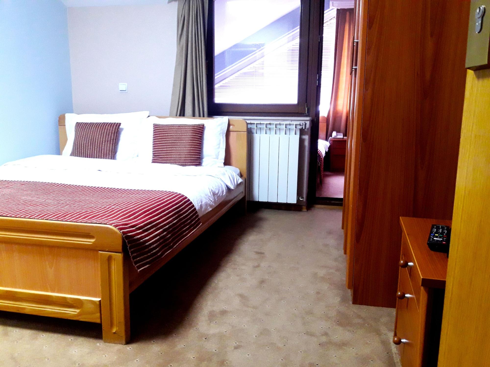 Hotel Aristocrat & Fish Restaurant سكوبجي المظهر الخارجي الصورة