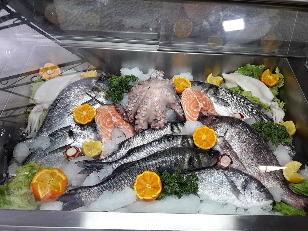 Hotel Aristocrat & Fish Restaurant سكوبجي المظهر الخارجي الصورة