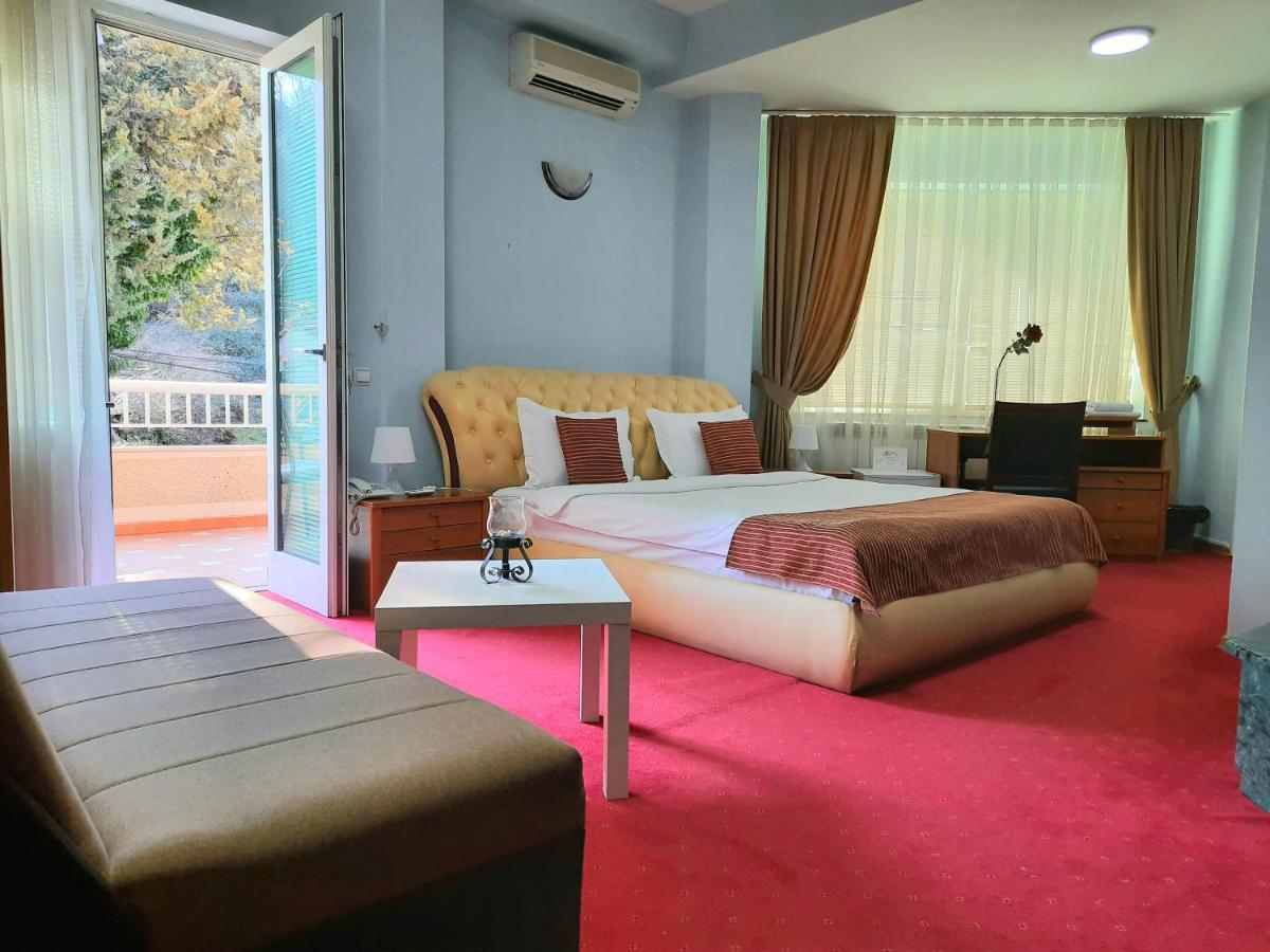 Hotel Aristocrat & Fish Restaurant سكوبجي المظهر الخارجي الصورة